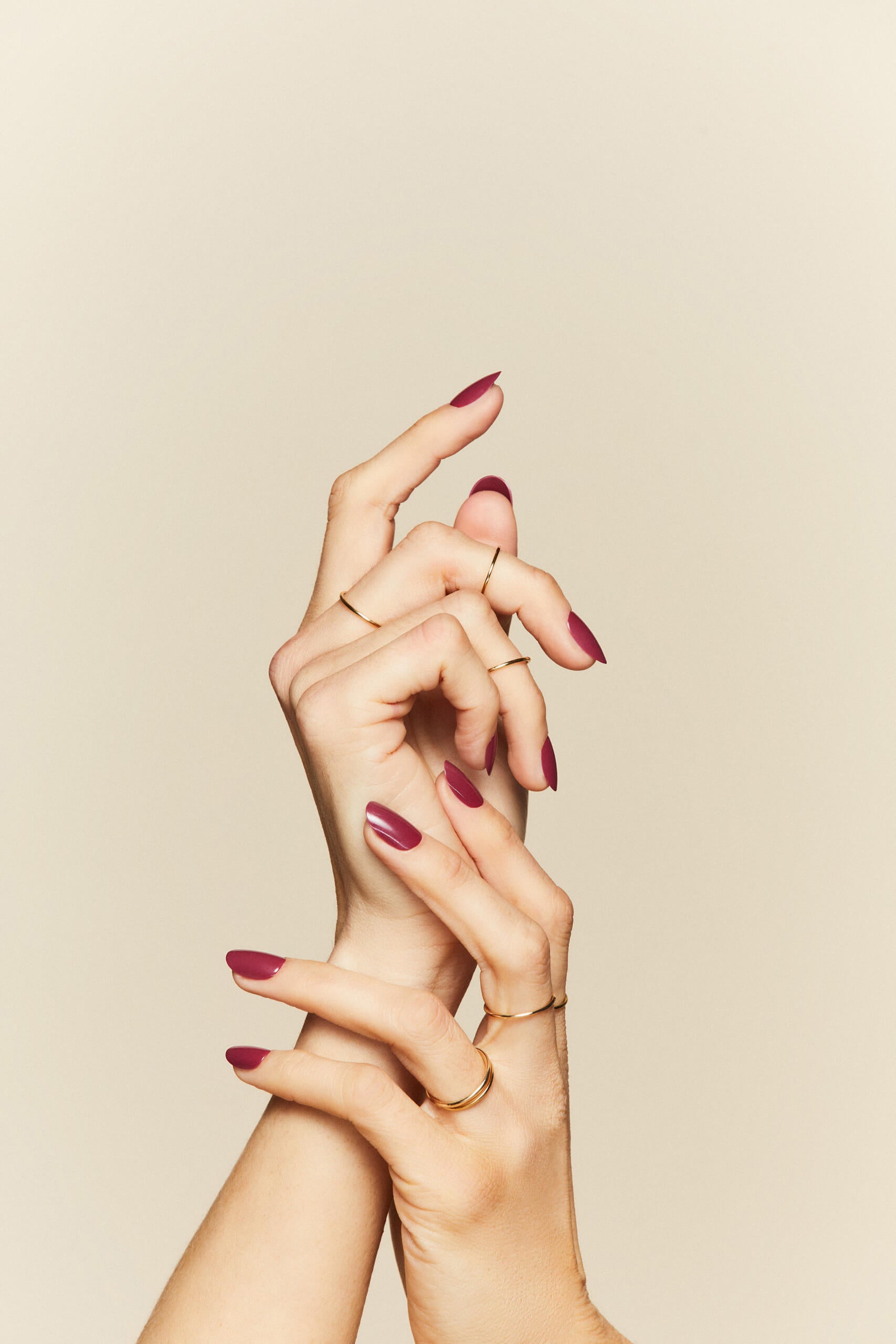 Mani Muse Beet It Creep Press-on Nails on hand model